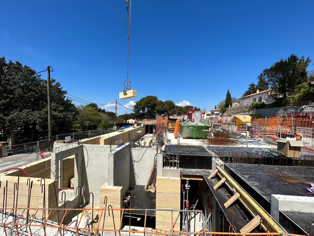 Le bâtiment neuf en cours de construction