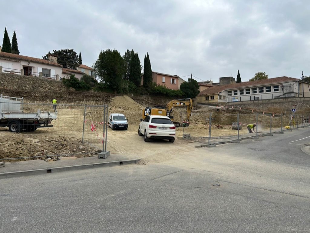 Ouverture du chantier et terrassement devant le collège