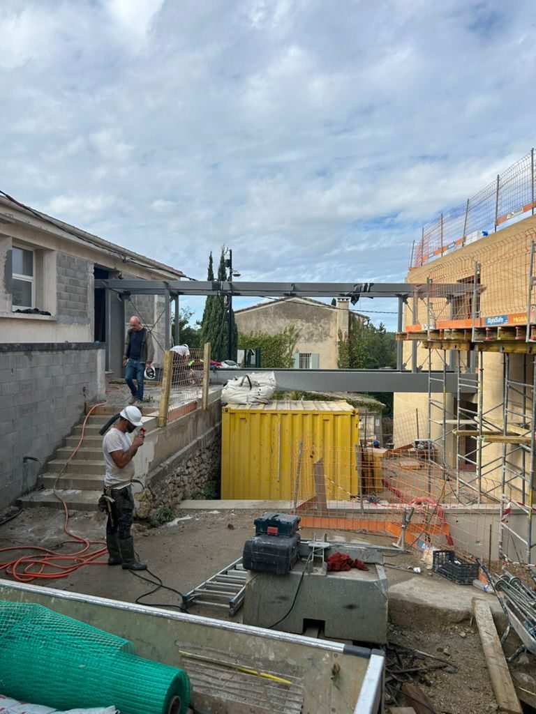 La structure de la passerelle en place entre les deux bâtiments