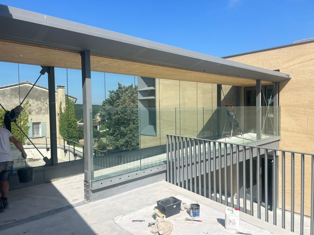 Finitions sur une passerelle vitrée