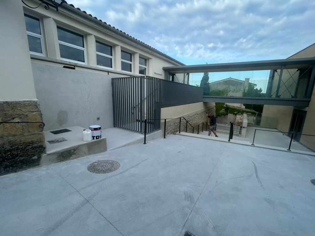 Cour, rampe et passerelle après travaux
