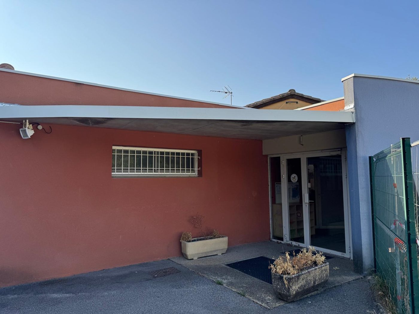 L’entrée de l’école et son auvent après travaux