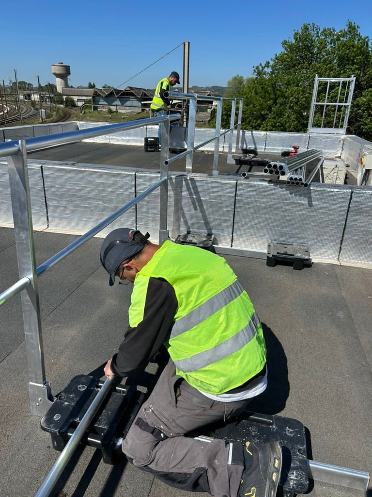 Assemblage des garde-corps autoportants sur lests