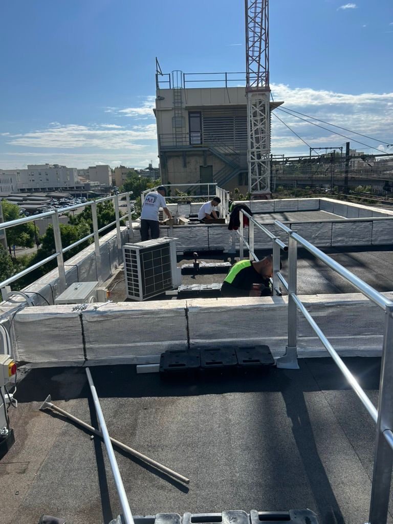 Pose des garde-corps sur la toiture-terrasse refaite