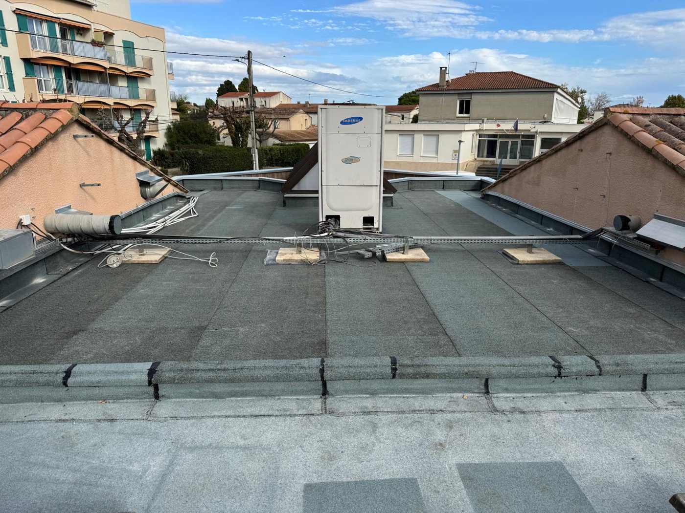 Vue d’ensemble de la toiture refaite autour du groupe de climatisation