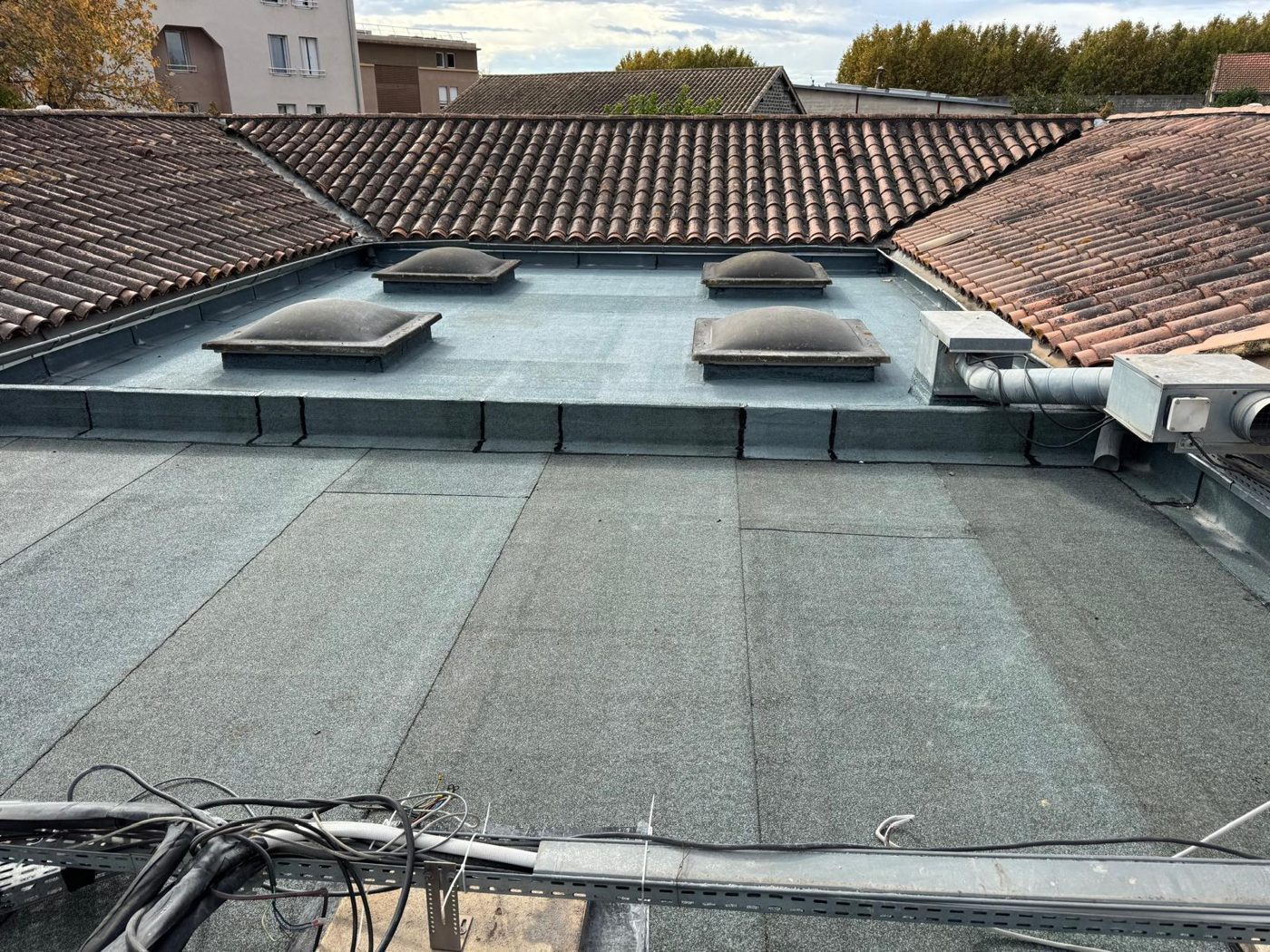 Toiture-terrasse rénovée avec ses lanterneaux