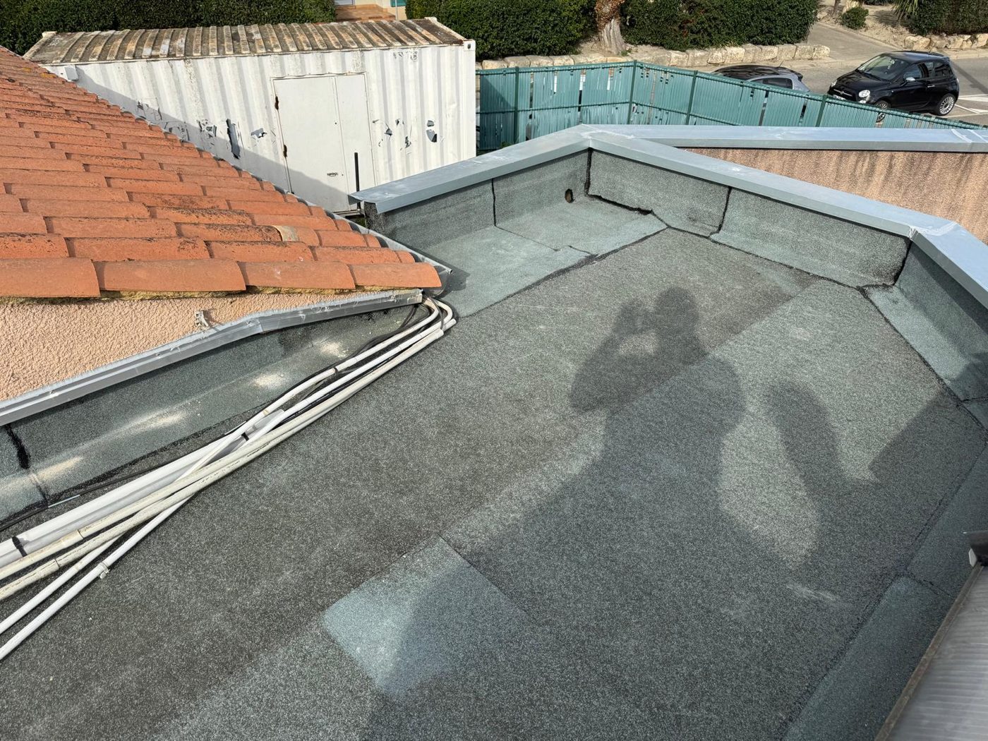 Angle de toiture avec relevés et couvertines