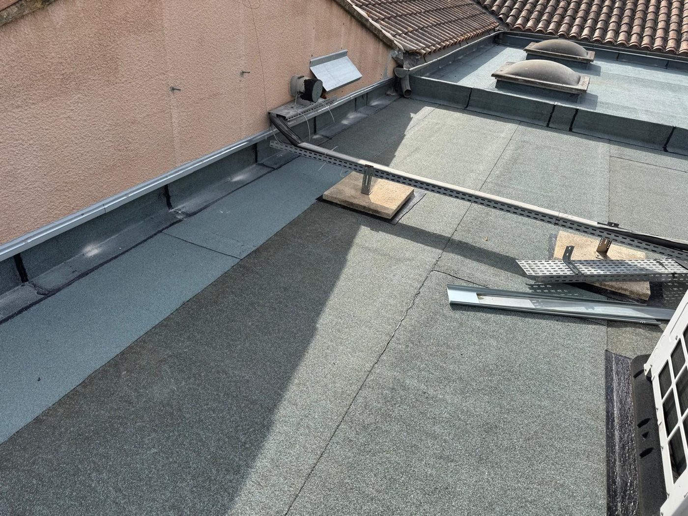 Raccord avec le mur et la toiture en tuiles